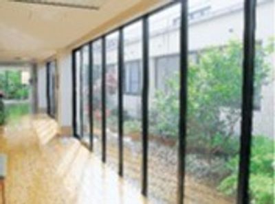 自然光が差し込む廊下