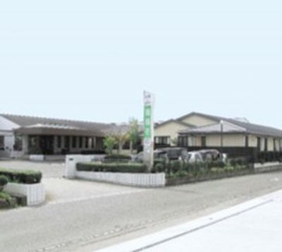 広い庭のある建物外観  