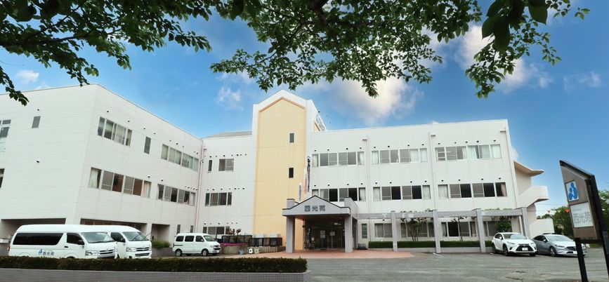 青空が広がる建物外観