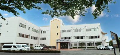 青空が広がる建物外観