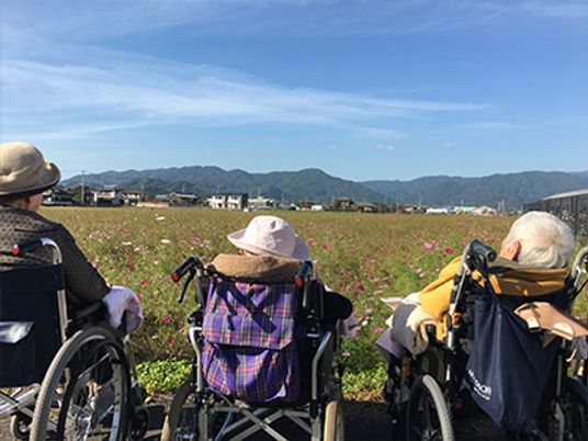 車椅子で庭を楽しむ方々