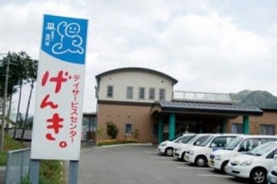 駐車場が見える建物