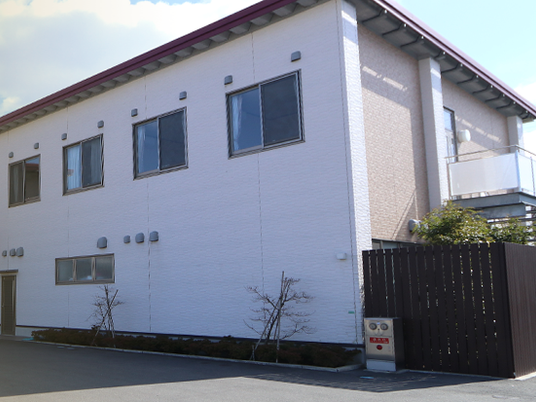 白い外壁の建物