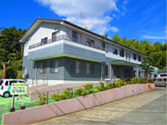 明るい施設の外観