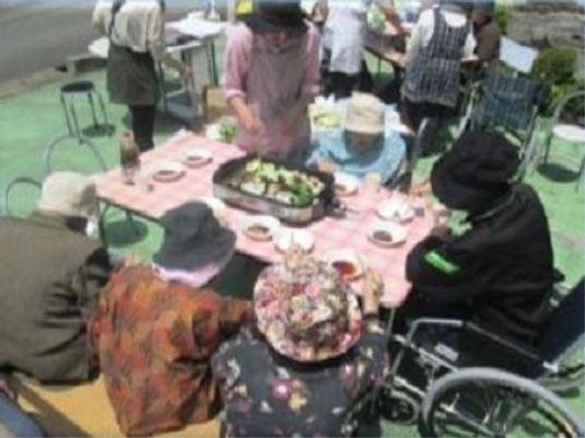 屋外での共同料理活動