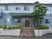 緑樹に囲まれた建物入口