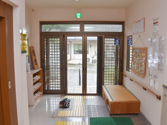 入口の明るい廊下