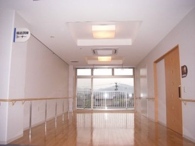 廊下と窓からの風景