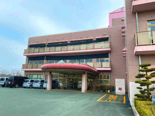 広々とした建物の外観