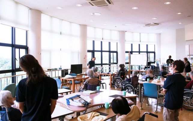 自然光が差し込むラウンジ