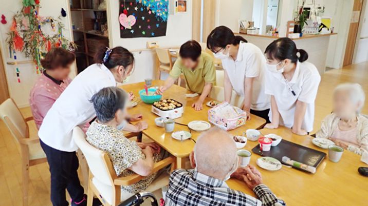 温かい雰囲気のダイニングルーム