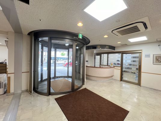 広々としたロビーの入口