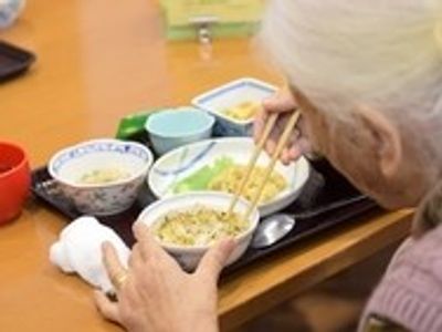 食事を楽しむ高齢者