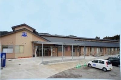 広い屋根を持つ建物外観
