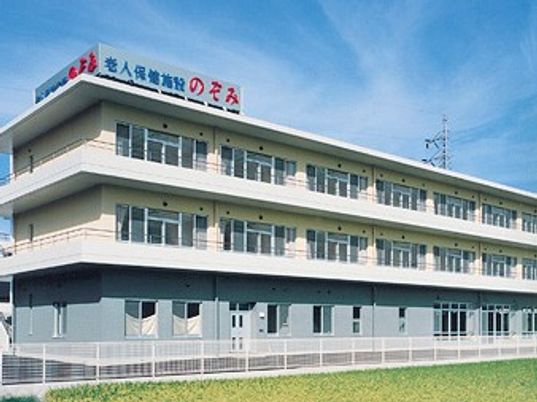 明るい外観の建物