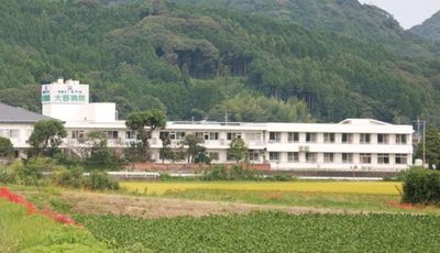 緑に囲まれた外観
