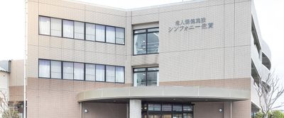 広いエントランス外観