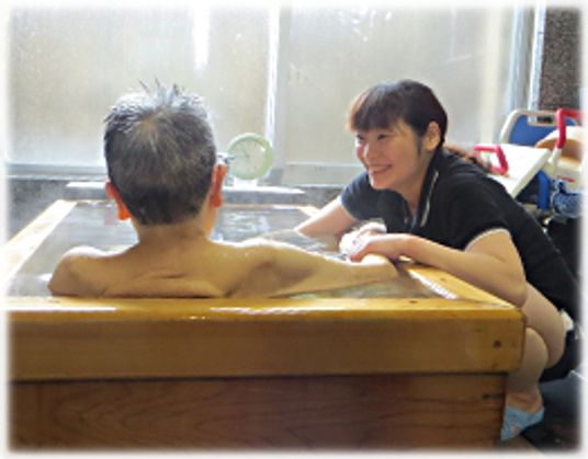 親切な介助がある浴室