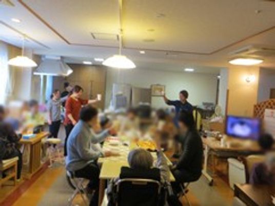 賑やかなダイニングルーム