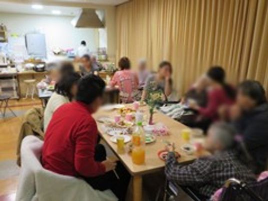 みんなで食事を楽しむ場面