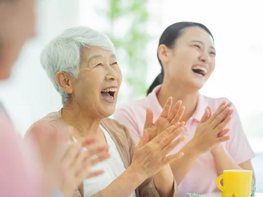 笑顔で手を叩く人々