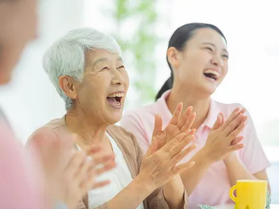笑顔で手を叩く人々