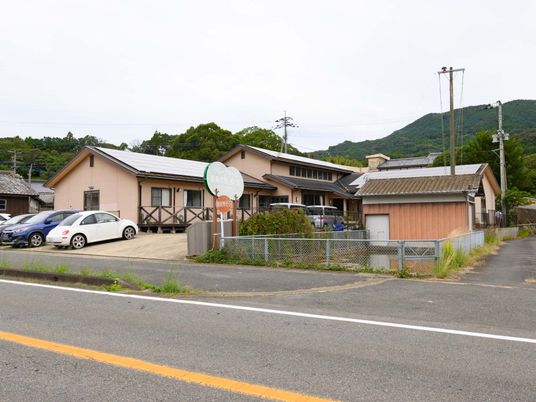 落ち着いた色合いの外観