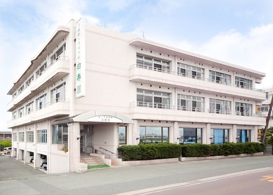 広い白い建物の外観