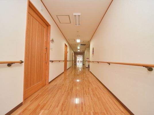 手すり付きの明るい廊下