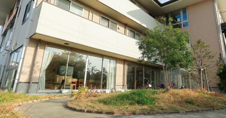 自然あふれる建物外観