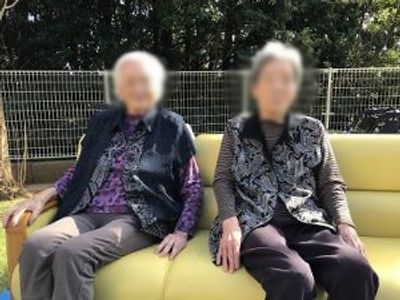 ベンチに座る人々