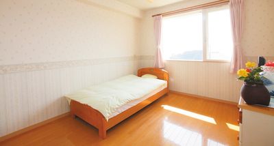 明るい居室の様子