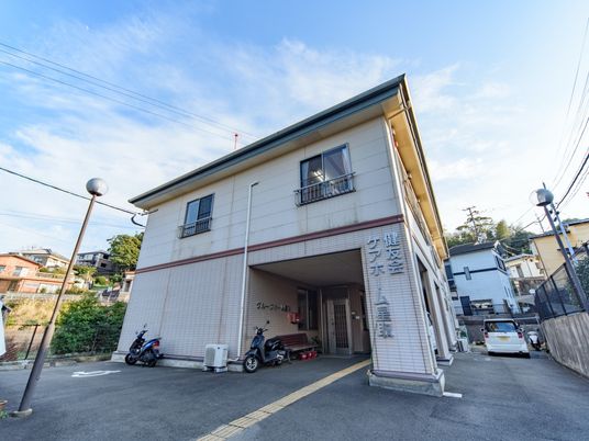広いエントランスのある建物
