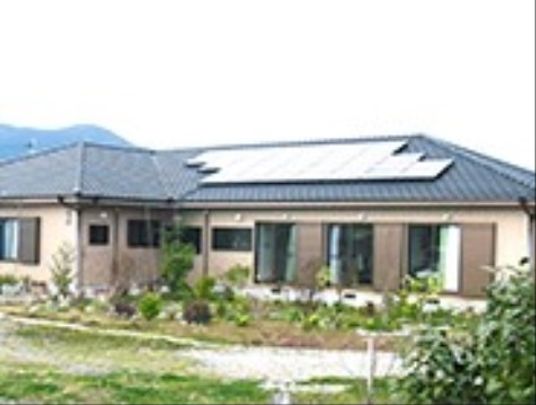 緑ある一階建施設外観
