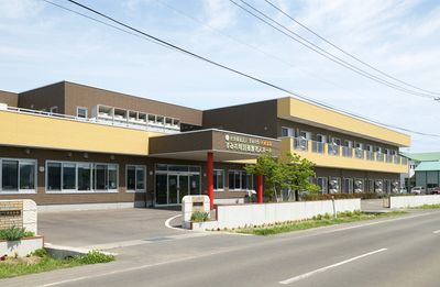 緑豊かな建物外観