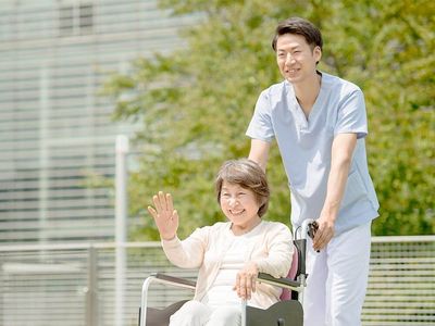 笑顔の利用者と支援する職員