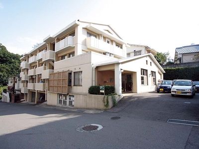 明るい外観の建物