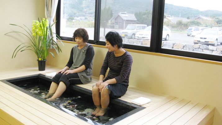 足湯でくつろぐ人々