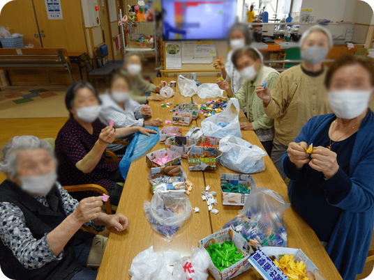活動を楽しむ様子の室内