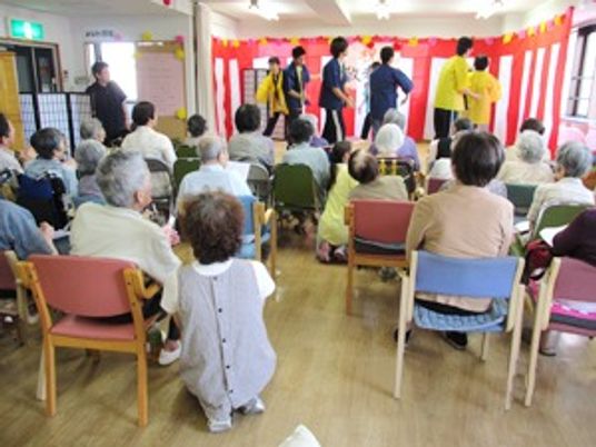 イベントを楽しむ人々