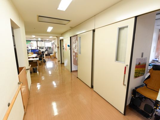 廊下と開放的な作業スペース