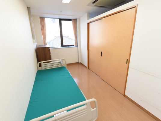 居室のベッドと窓