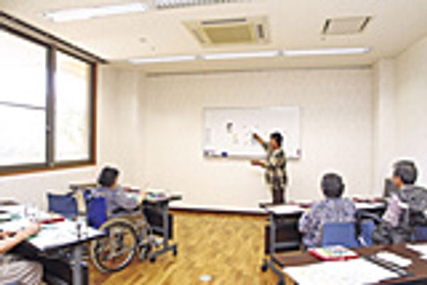 講義を受ける人々の部屋