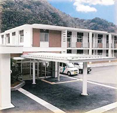 山が背景の建物外観