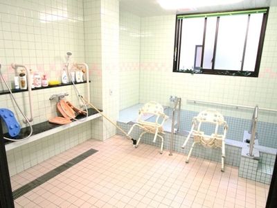 広々とした快適な浴室