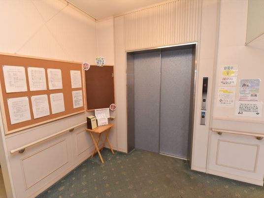 情報掲示とエレベーターの廊下