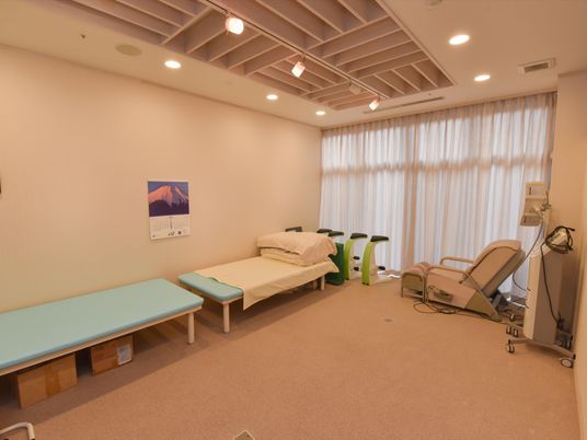 機能訓練用具とベッドの部屋