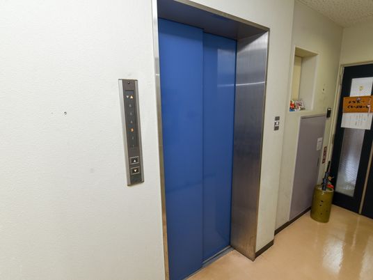 青い扉のエレベーター