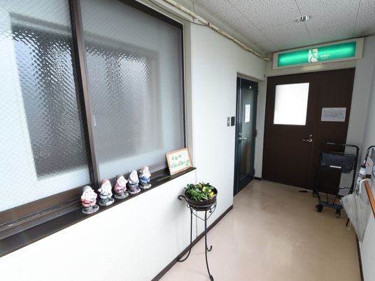 廊下に飾り付けられたぬいぐるみ