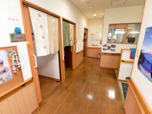 廊下の明るい風景